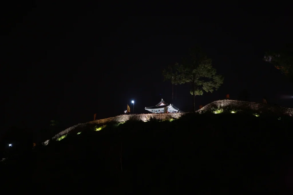 공주공산성 친구와 여행 (출처 : 한국관광공사)