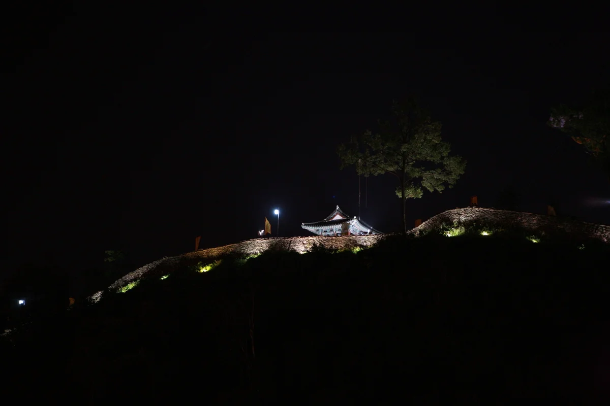 공주공산성 친구와 여행 (출처 : 한국관광공사)